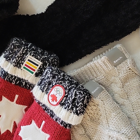 BUNDLE OF HBC MITTENS , HOT SOCKS BY BENCH AND WARM SCARF - Picture 2 of 8